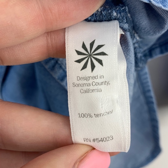 Athleta Bootjack Chambray Split Back Button-down M - Picture 7 of 10